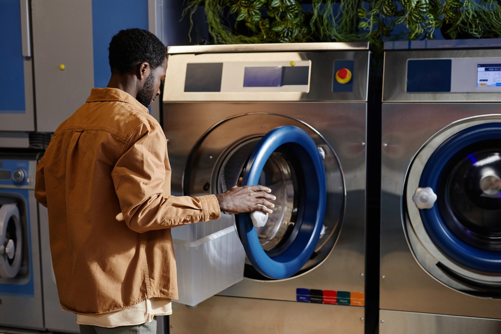 Laverie moderne Lave-Express avec machines à laver - clients utilisant les machines